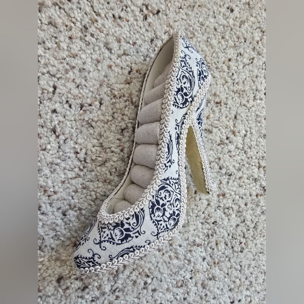 💍Elegant Black and White Patterned Women's Heel Ring Holder